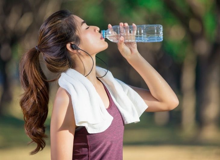 Uống đủ nước là biện pháp giảm nguy cơ đột quỵ