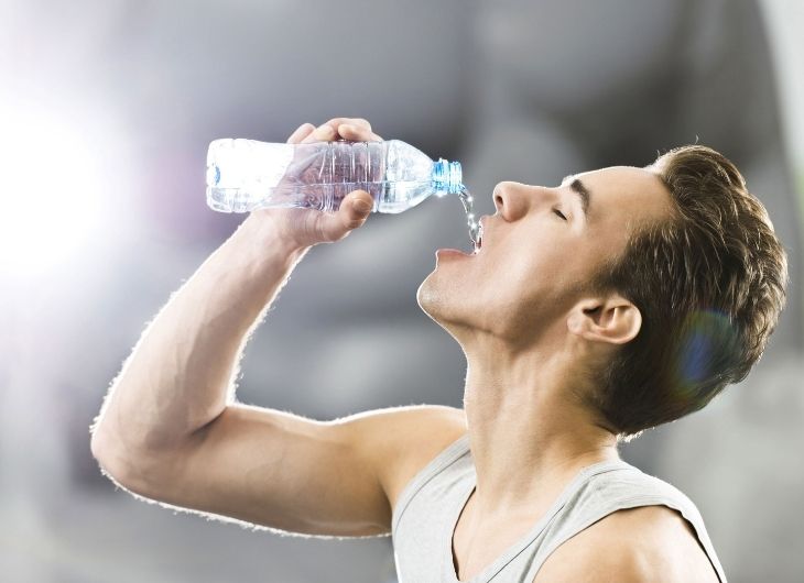 Uống quá nhiều nước khi tập thể dục cũng có thể gây đột quỵ