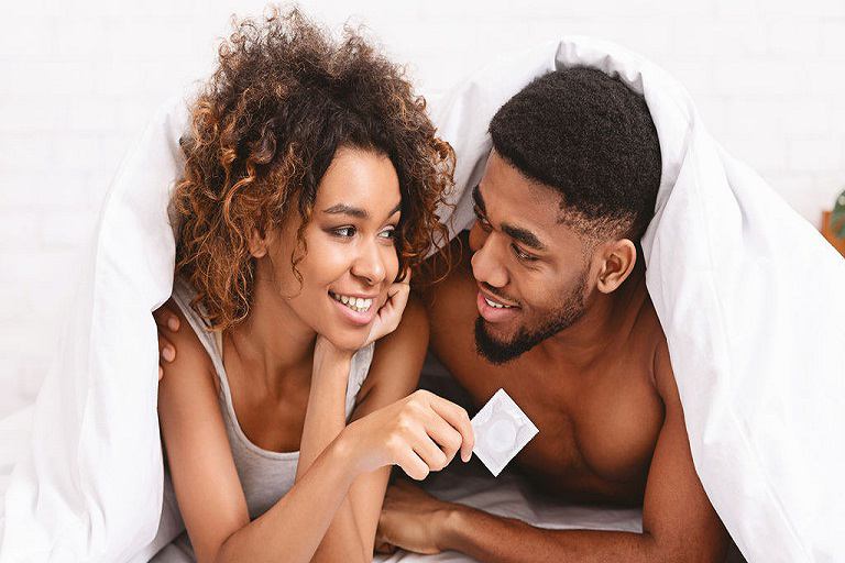 Sử dụng bao cao su giúp cuộc “yêu” diễn ra dễ dàng và cải thiện tình trạng đau đớn khi quan hệ.
