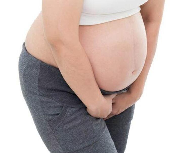 Ngứa ngáy, nóng rát là triệu chứng điển hình của nấm âm đạo khi mang thai