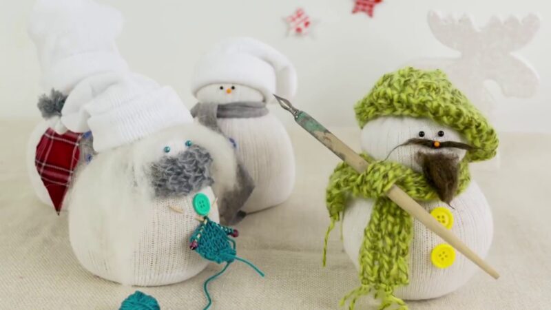 Chỉ mất vài phút bạn đã có thể tạo ra chú người tuyết mập mạp, vô cùng dễ thương làm cho không khí Noel nhà bạn ấm áp hơn